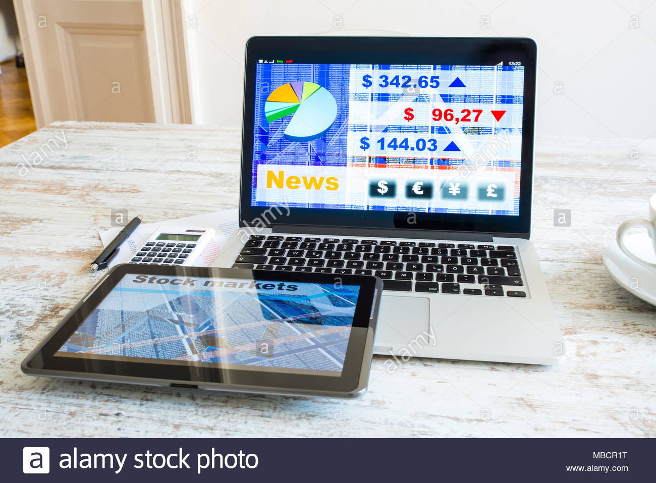 stock market calculs avec une calculatrice logiciel recherche sur tablet ordinateur portable accent tablette mosaic garden bistro set off white coffee table desk light plastic