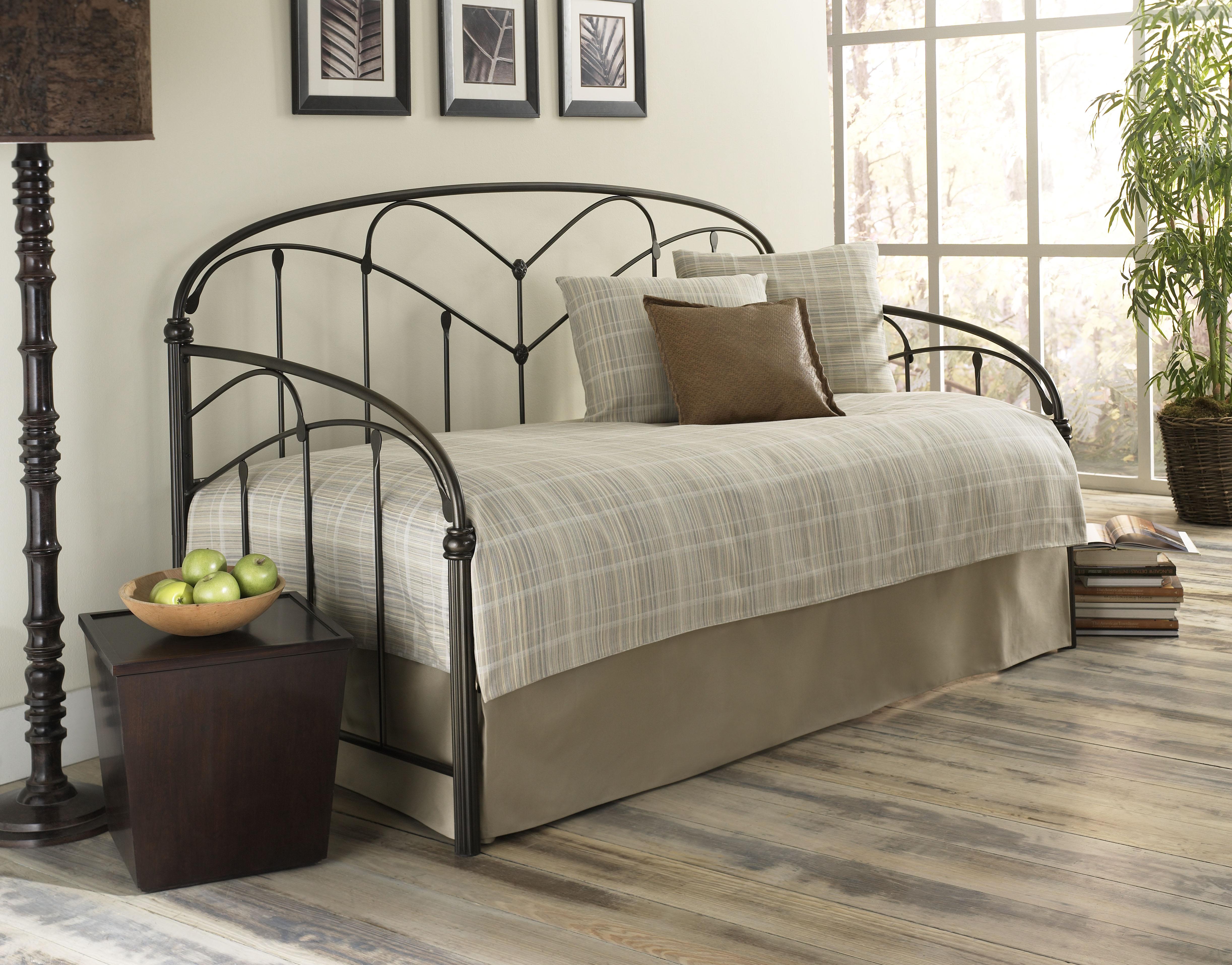 металлические кровати и диваны